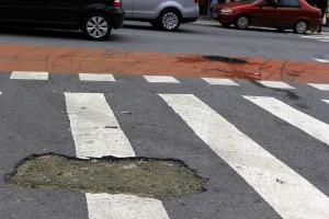 Buraco tem causado transtorno aos motoristas e ciclistas que usam a avenida