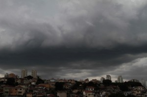 Nuvens carregadas na Zona Norte de São Paulo (SP), neste domingo (06).