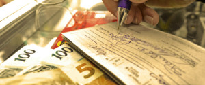 Economia e negÃ³cios, pagamento com cheque. Foto em 13 / 10 / 2012. Foto itaci Batista / AE. - Crédito:ITACI BATISTA/AE/AE/Código imagem:122751