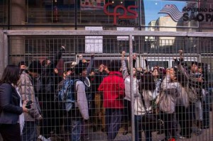 Estudantes de escolas da rede estadual de ensino de São Paulo e de Etecs (Escolas Técnicas) seguem ocupando o Centro Paula Souza, na região da Luz, no Centro de São Paulo (SP), na manhã desta segunda-feira (2). Policiais Militares tentam negociar a entrada dos funcionários. A Justiça determinou a reintegração de posse do local. Alunos reivindicam merenda e criticam cortes nos repasses da educação. Secretaria diz que 95% das Etecs e 100% das escolas tem alimentação.