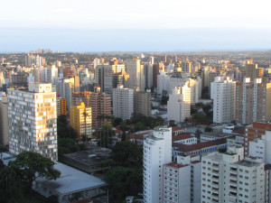 A cidade ocupa uma área de 801 km² e conta com uma população aproximada em 1 milhão de habitantes