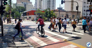 ciclista-pedestres-ciclovia-Santa-Cecilia-faixa-fb-h-Foto-Willian-Cruz